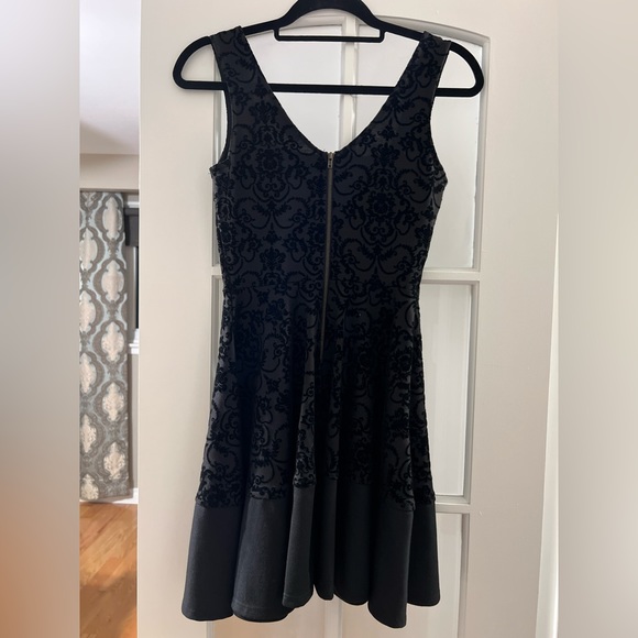 Beautiful black velvet dress for winter! - Picture 3 of 3